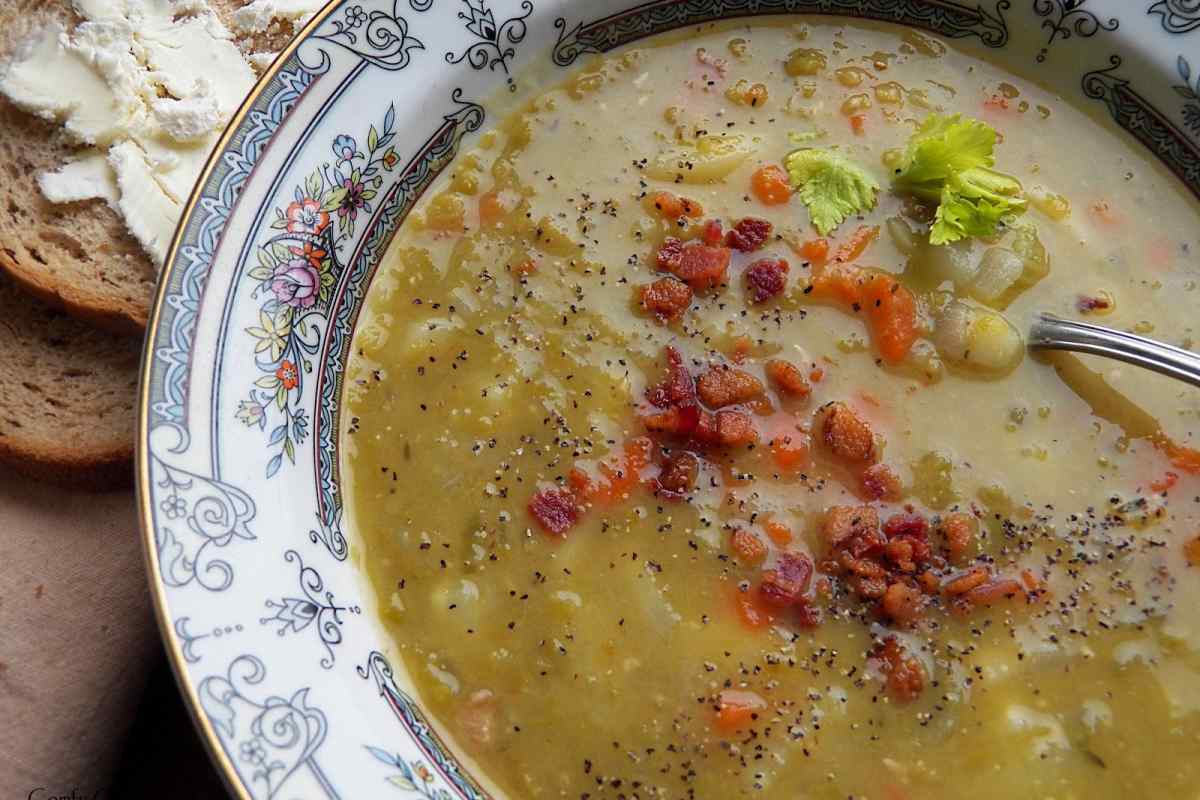 Як зварити гороховий суп з копченими ковбасками